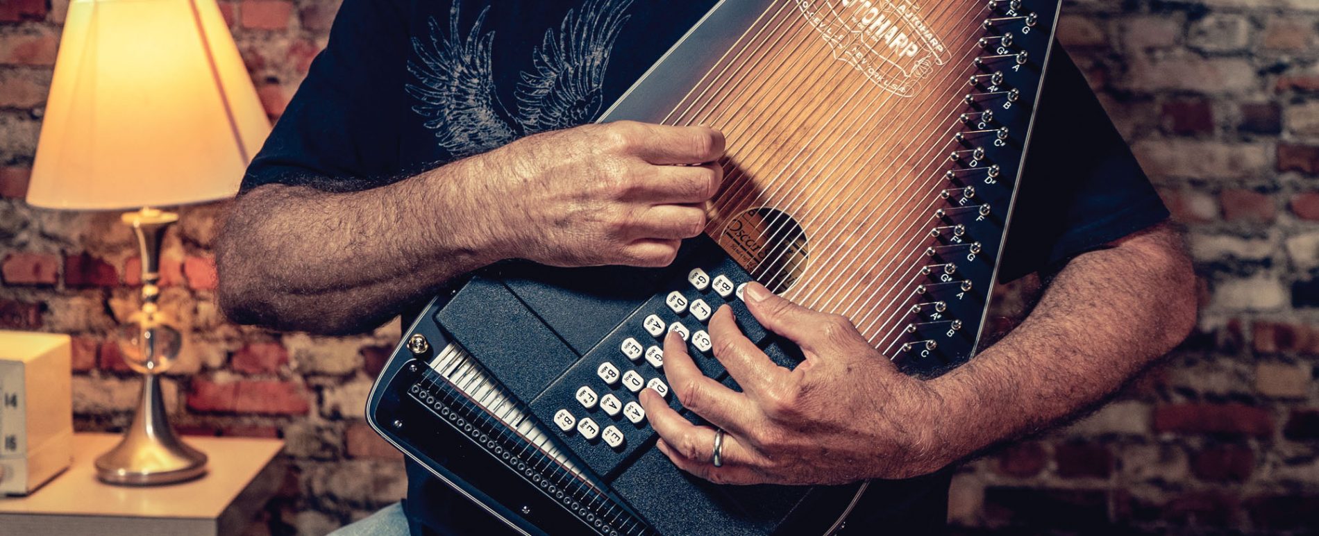 Autoharp body construction and chord bar assembly